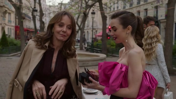 Emily_in_Paris_S02E03_WEBRip_x264-ION10_2055.jpg