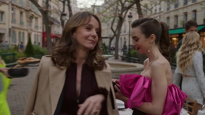 Emily_in_Paris_S02E03_WEBRip_x264-ION10_2056.jpg