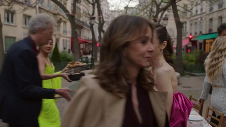 Emily_in_Paris_S02E03_WEBRip_x264-ION10_2057.jpg
