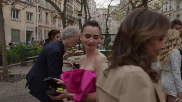 Emily_in_Paris_S02E03_WEBRip_x264-ION10_2058.jpg
