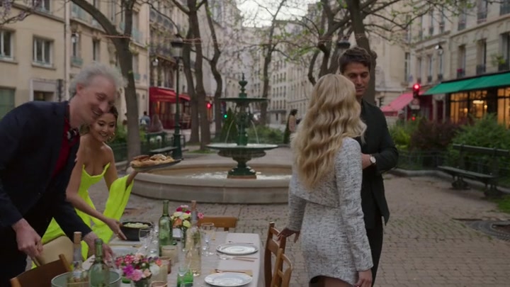 Emily_in_Paris_S02E03_WEBRip_x264-ION10_2061.jpg