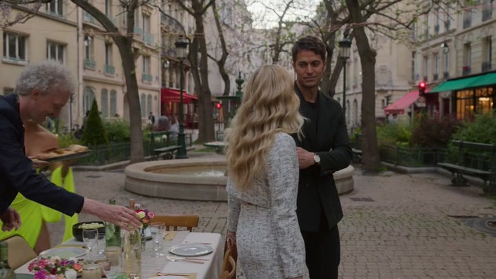Emily_in_Paris_S02E03_WEBRip_x264-ION10_2063.jpg