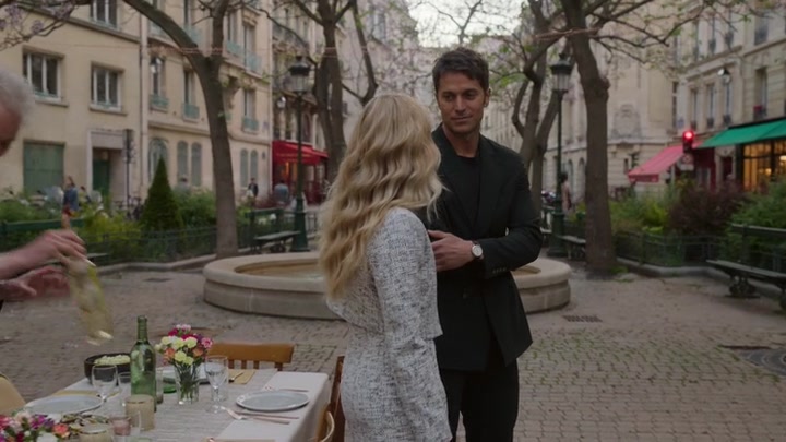 Emily_in_Paris_S02E03_WEBRip_x264-ION10_2064.jpg