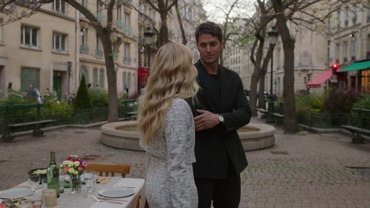 Emily_in_Paris_S02E03_WEBRip_x264-ION10_2065.jpg