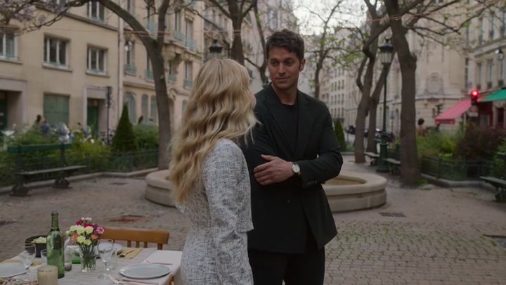 Emily_in_Paris_S02E03_WEBRip_x264-ION10_2066.jpg