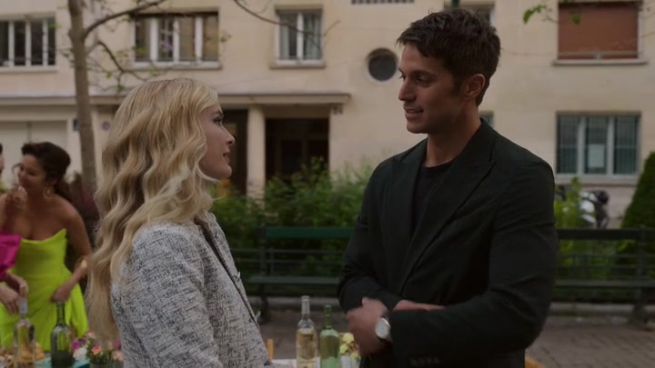 Emily_in_Paris_S02E03_WEBRip_x264-ION10_2097.jpg