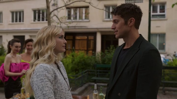 Emily_in_Paris_S02E03_WEBRip_x264-ION10_2101.jpg