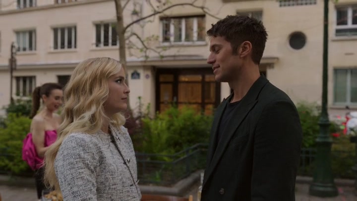 Emily_in_Paris_S02E03_WEBRip_x264-ION10_2103.jpg