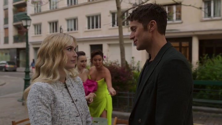 Emily_in_Paris_S02E03_WEBRip_x264-ION10_2109.jpg