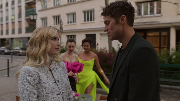Emily_in_Paris_S02E03_WEBRip_x264-ION10_2111.jpg