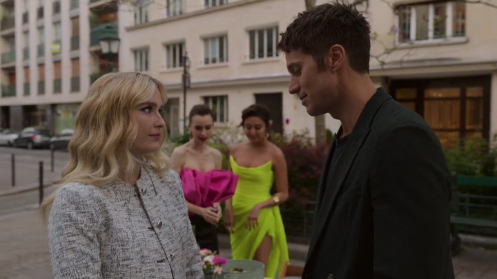Emily_in_Paris_S02E03_WEBRip_x264-ION10_2112.jpg