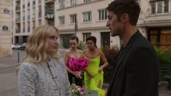 Emily_in_Paris_S02E03_WEBRip_x264-ION10_2114.jpg