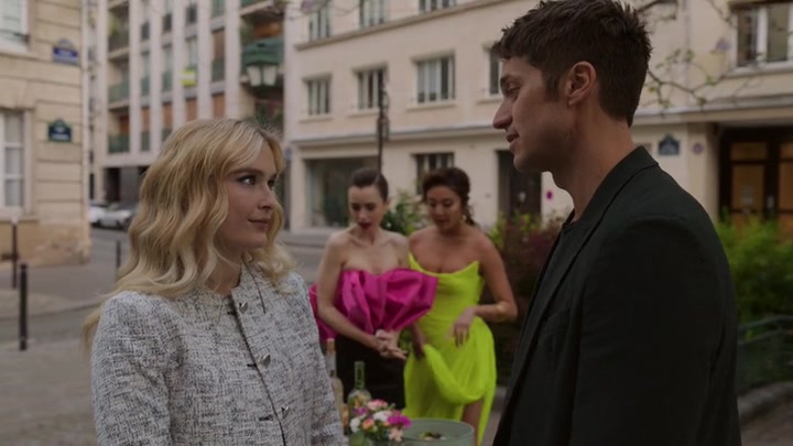 Emily_in_Paris_S02E03_WEBRip_x264-ION10_2115.jpg