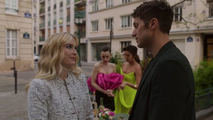 Emily_in_Paris_S02E03_WEBRip_x264-ION10_2116.jpg