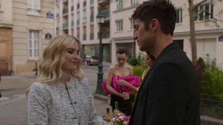 Emily_in_Paris_S02E03_WEBRip_x264-ION10_2118.jpg
