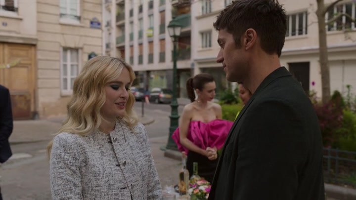 Emily_in_Paris_S02E03_WEBRip_x264-ION10_2119.jpg
