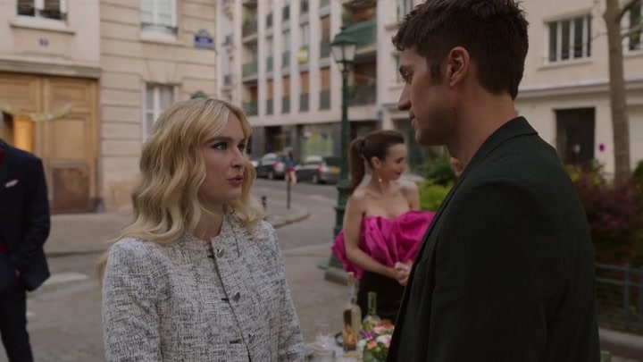Emily_in_Paris_S02E03_WEBRip_x264-ION10_2120.jpg