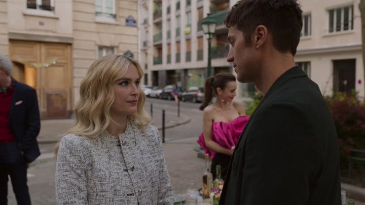 Emily_in_Paris_S02E03_WEBRip_x264-ION10_2121.jpg