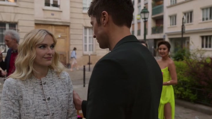 Emily_in_Paris_S02E03_WEBRip_x264-ION10_2126.jpg