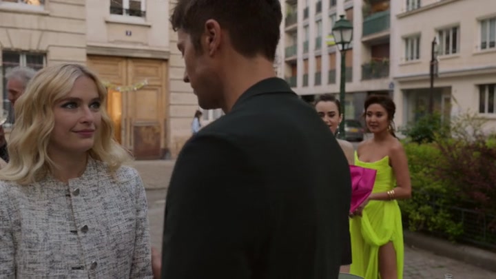 Emily_in_Paris_S02E03_WEBRip_x264-ION10_2127.jpg