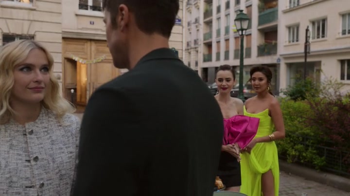 Emily_in_Paris_S02E03_WEBRip_x264-ION10_2128.jpg