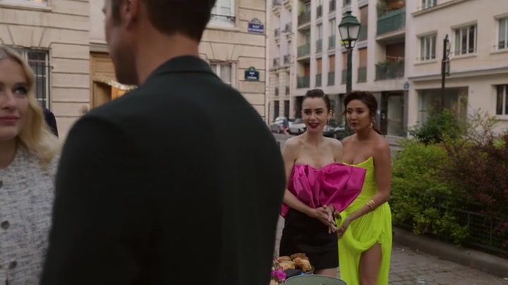 Emily_in_Paris_S02E03_WEBRip_x264-ION10_2129.jpg