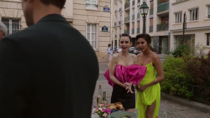 Emily_in_Paris_S02E03_WEBRip_x264-ION10_2130.jpg