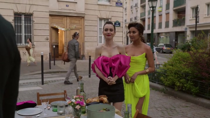 Emily_in_Paris_S02E03_WEBRip_x264-ION10_2134.jpg