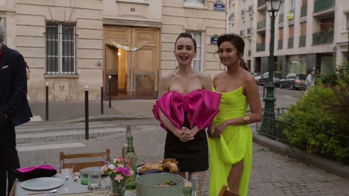 Emily_in_Paris_S02E03_WEBRip_x264-ION10_2136.jpg