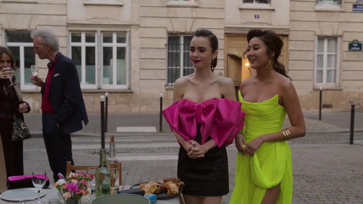 Emily_in_Paris_S02E03_WEBRip_x264-ION10_2149.jpg