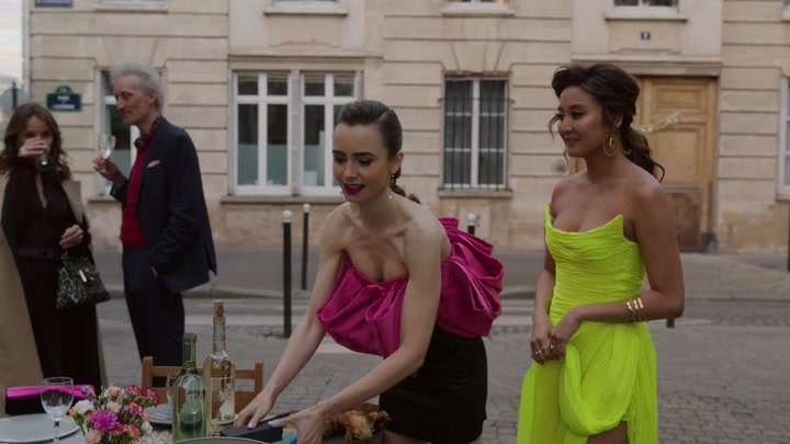 Emily_in_Paris_S02E03_WEBRip_x264-ION10_2154.jpg
