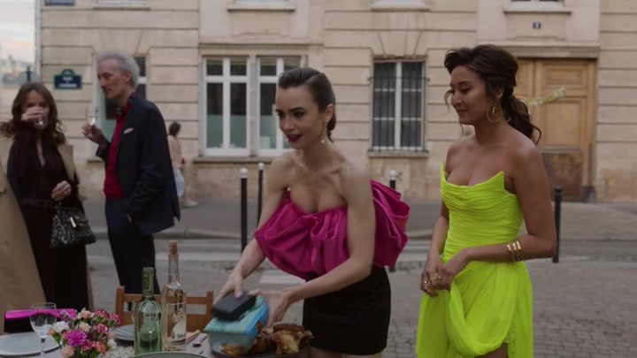 Emily_in_Paris_S02E03_WEBRip_x264-ION10_2155.jpg