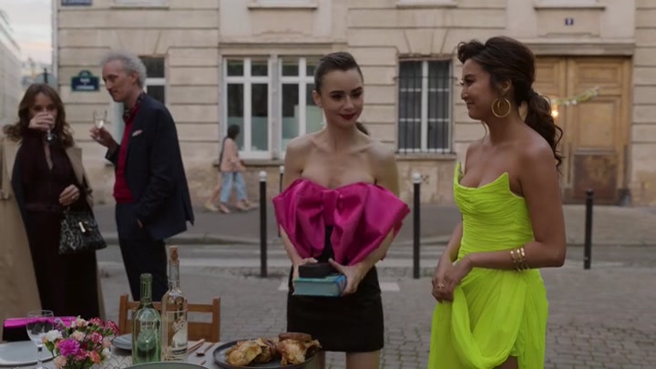Emily_in_Paris_S02E03_WEBRip_x264-ION10_2156.jpg