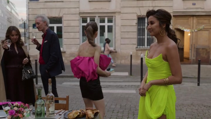 Emily_in_Paris_S02E03_WEBRip_x264-ION10_2158.jpg