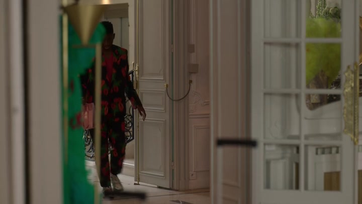 Emily_in_Paris_S02E03_WEBRip_x264-ION10_2159.jpg