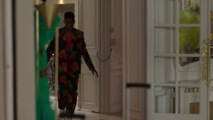 Emily_in_Paris_S02E03_WEBRip_x264-ION10_2161.jpg