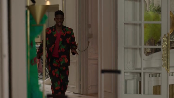 Emily_in_Paris_S02E03_WEBRip_x264-ION10_2162.jpg