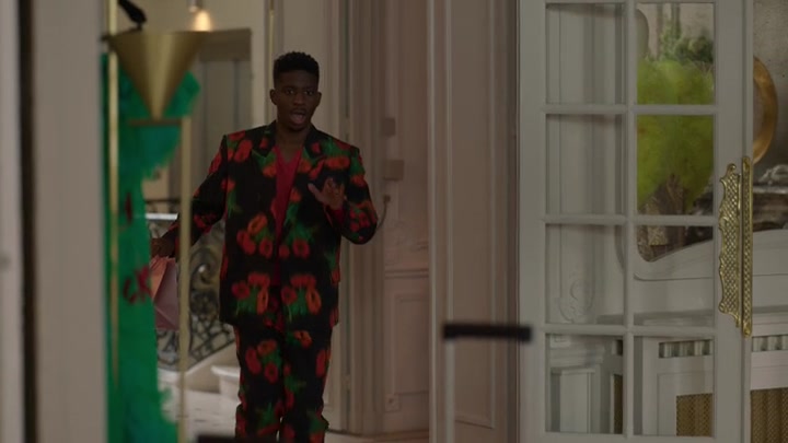 Emily_in_Paris_S02E03_WEBRip_x264-ION10_2163.jpg