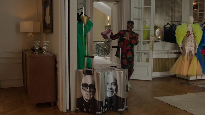 Emily_in_Paris_S02E03_WEBRip_x264-ION10_2166.jpg