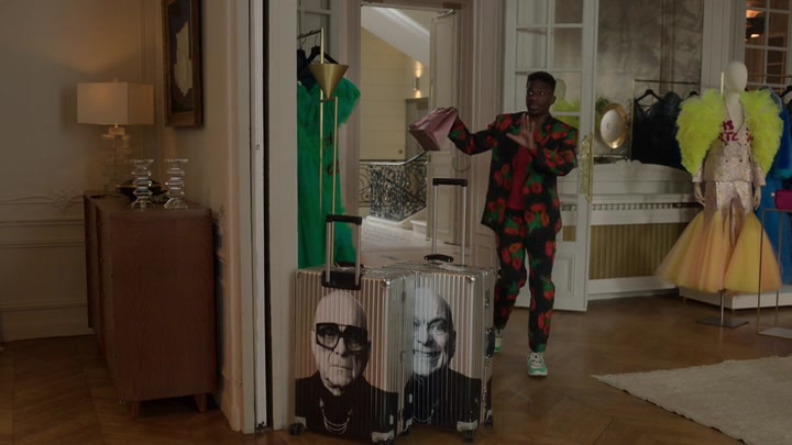 Emily_in_Paris_S02E03_WEBRip_x264-ION10_2167.jpg