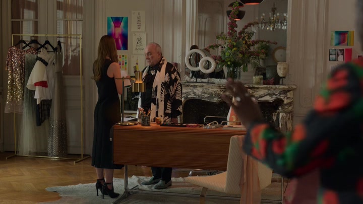 Emily_in_Paris_S02E03_WEBRip_x264-ION10_2168.jpg