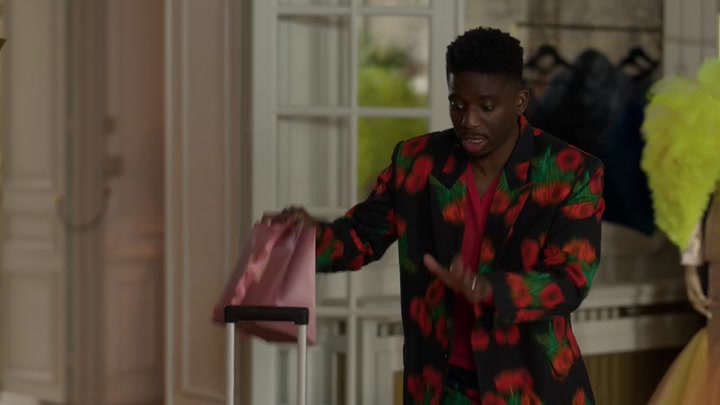 Emily_in_Paris_S02E03_WEBRip_x264-ION10_2170.jpg