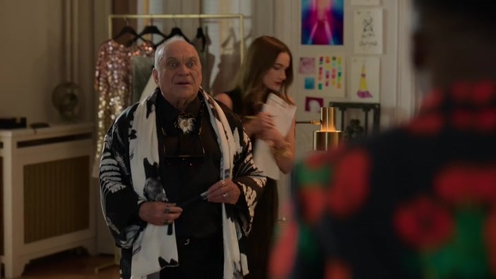 Emily_in_Paris_S02E03_WEBRip_x264-ION10_2177.jpg