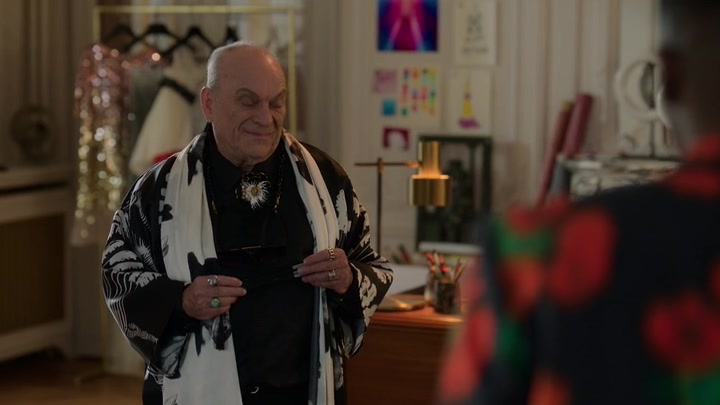 Emily_in_Paris_S02E03_WEBRip_x264-ION10_2185.jpg