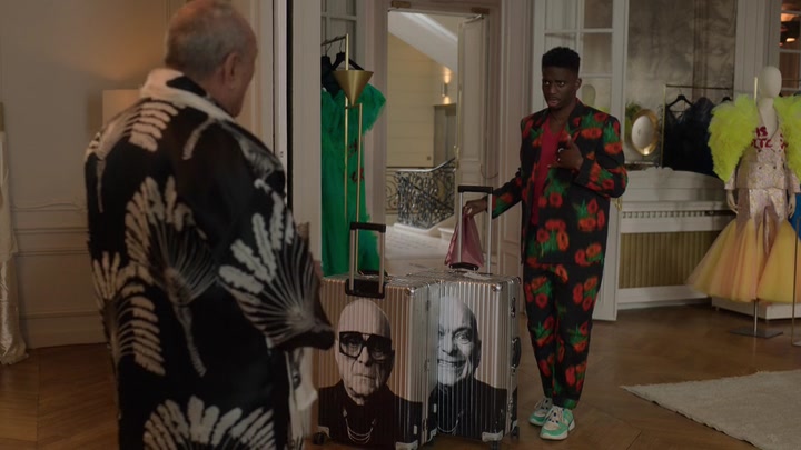 Emily_in_Paris_S02E03_WEBRip_x264-ION10_2187.jpg