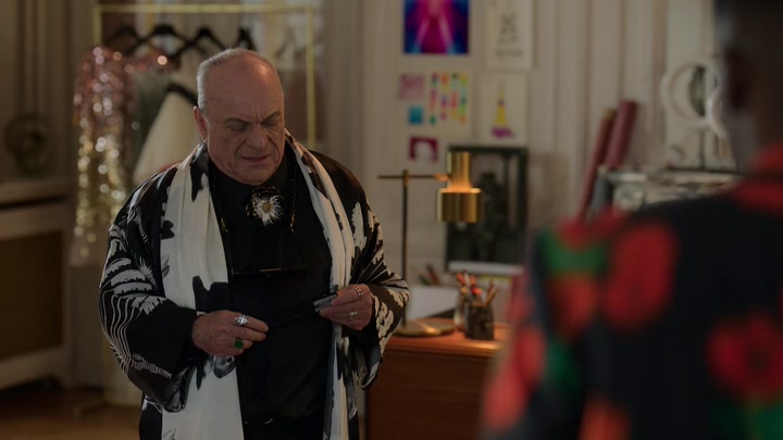 Emily_in_Paris_S02E03_WEBRip_x264-ION10_2189.jpg