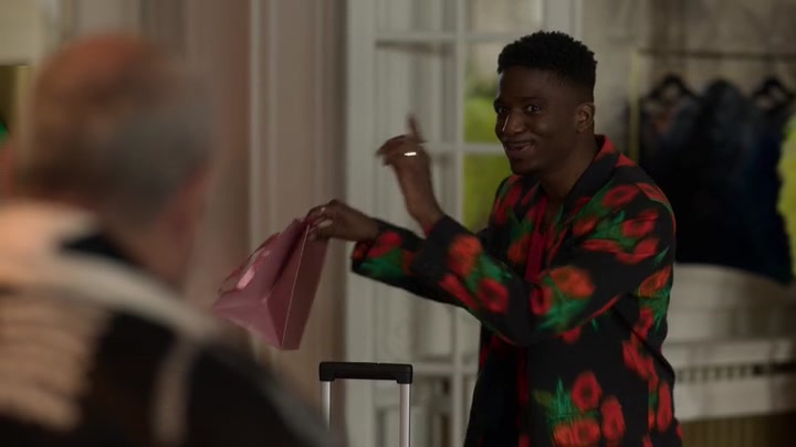 Emily_in_Paris_S02E03_WEBRip_x264-ION10_2196.jpg