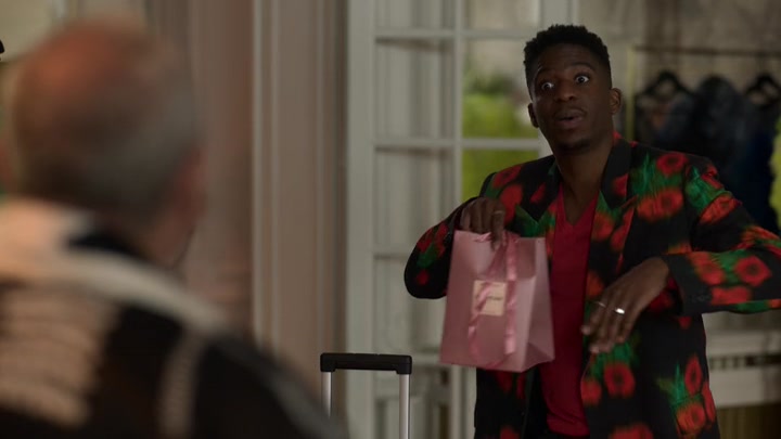 Emily_in_Paris_S02E03_WEBRip_x264-ION10_2200.jpg