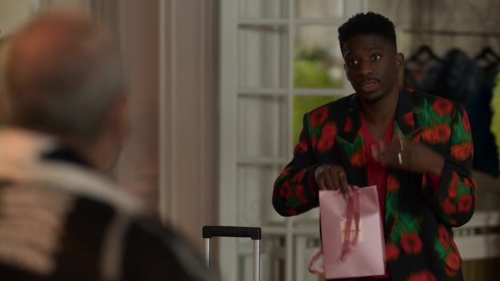 Emily_in_Paris_S02E03_WEBRip_x264-ION10_2201.jpg