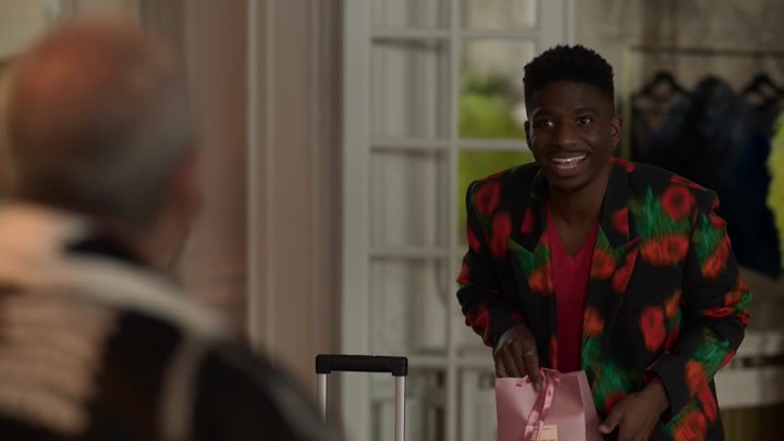 Emily_in_Paris_S02E03_WEBRip_x264-ION10_2202.jpg